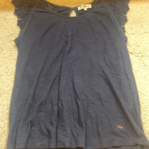 Topp💙 - Jätte gullig topp med lite spets detalj🩵skriv till mig vid funderingar 