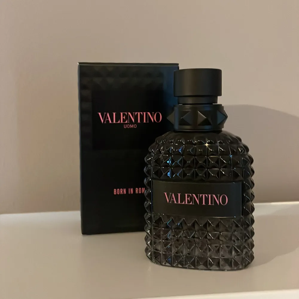 Perfym valentino uomo bron in Roma 50 ml skulle gissa på att de är 49 ml kvar har it använt något alls . Parfym.