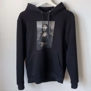 Hoodie💞 - Hoodie från the cool elephant i väldigt bra skick förutom att trycket är lite lite slitet, (se bild 4)💞 Storlek xs men sitter mer som en S🥰