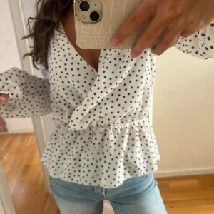 Blus - Säljer denna jättefina prickiga v ringade blusen, skönt material, knappt använd. Storlek S