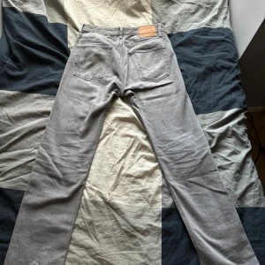 Jack & jones jeans relaxade/CHRIS - Tja säljer ett par jeans om inte kommer till användning längre. Skicket är 10/10 🤩då dom är väldigt sparsamt använda.hör av dig om du har några frågor😃