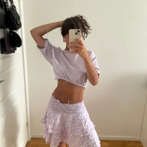 Kjol och topp - Säljer denna kjolen och toppen tillsamans, lila, jättefina och sköna. Storlek S