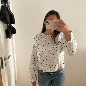 Blus - Säljer denna jättefina prickiga blusen med volanger på armarna. Jätteskönt material och sitter bra på. Storlek XS-S