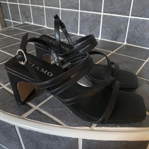 Svarta klackar - Säljer mina helt nya klackar från Tiamo. Köpta för 699kr mitt pris 499kr! Väldigt sköna och snygga klackar dock inte fått nån användning för dem! 
