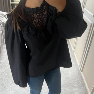 Svart blus - Superfin blus, köpt utomlands för något år sen men har inte kommit till användning