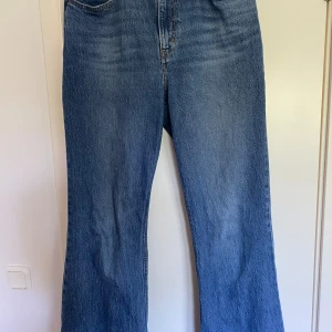 Jeans Levi’s 70s High Flare - Jeans från Levi’s i modellen 70s High Flare. Superfina, köpt för ungefär ett år sen men knappt använda då dom är en storlek för stora för mig, så i jättefint skick. Högmidjade flare.