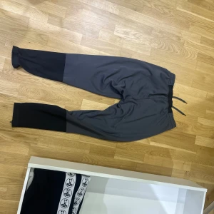 Grå adidas byxor  - För män men kvinnor kan också ha dom