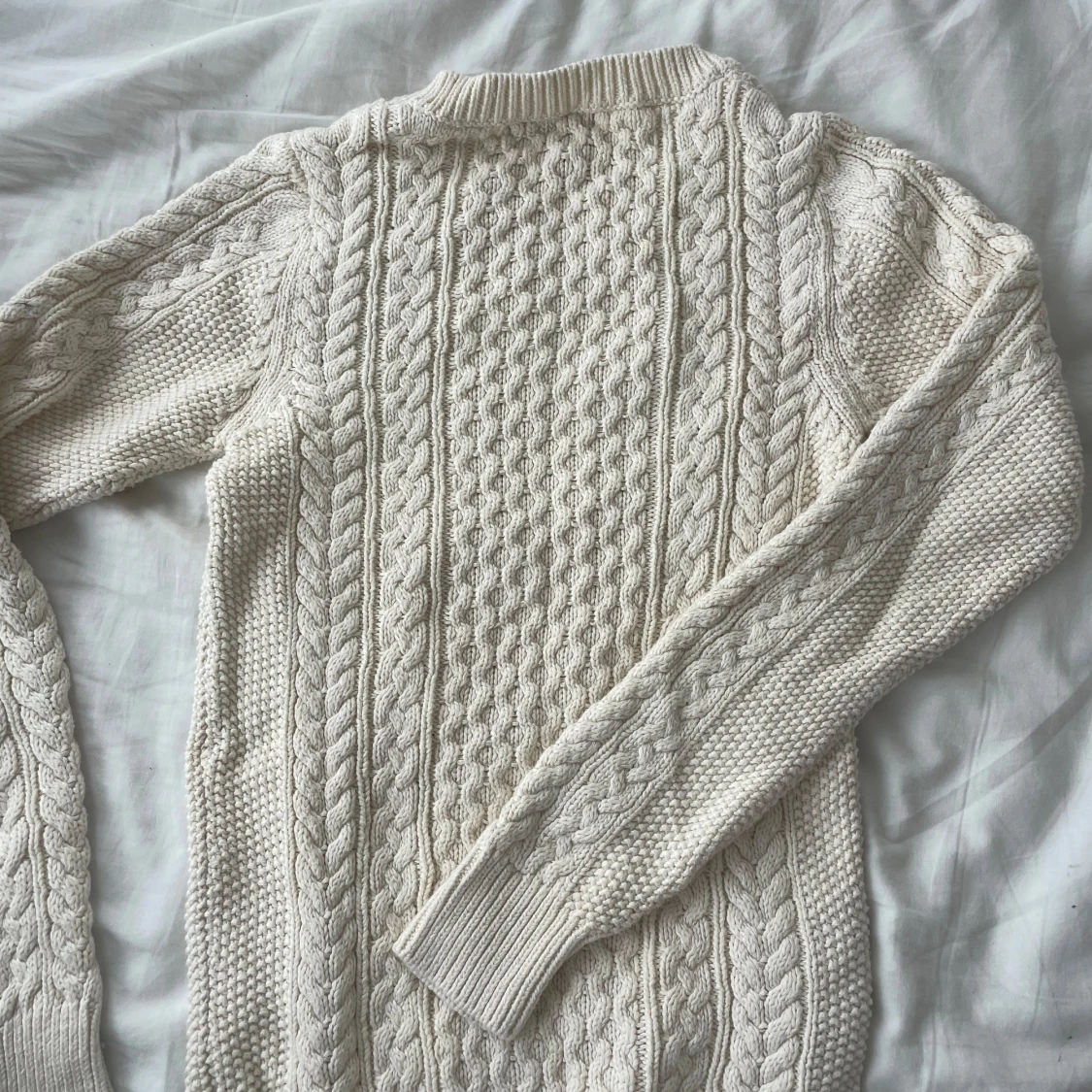 Krämvit stickad tröja