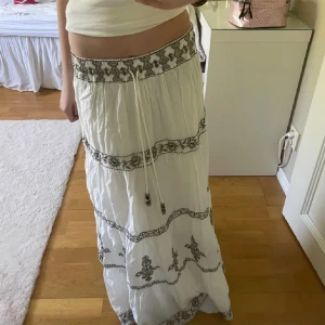 Långkjol - Säljer denna långkjol från zara då den inte kommer till användning 