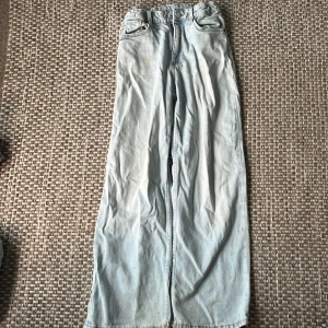  Ljusblå jeans  -  Säljer ett par jeans i barnstorlek som jag själv har vuxit ur Är ganska skrynkliga nu på bilden. Skriv privat om man vill ha fler bilder 