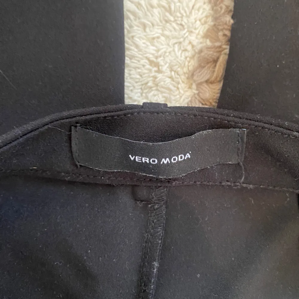 Ett par svarta byxor från Vero Moda i storlek XS. Byxorna har en slim straight passform och är midwaist. De är tillverkade i ett bekvämt material och har bälteshällor.. Farkut & Housut.