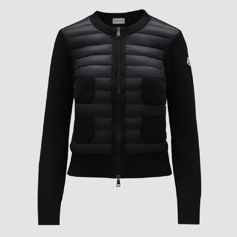 Söker moncler cardigan i färgen svart!. Jackor.