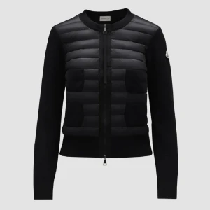 SÖKER - Söker moncler cardigan i färgen svart!