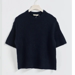 Stickad T-shirt  - Jättefin stickad T-shirt som knappt är använd perfekt nu till hösten💕