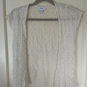 Tunn kofta  - Vävd kofta med jättefina mönster, jättefin ovanpå klänningar😍 Material: 100% bomull! Inte tillgänglig att köpa online 