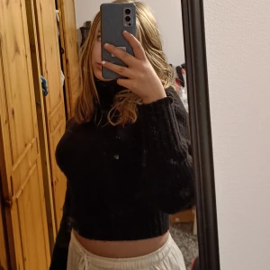 Svart stickad tröja i storlek s - Den är använd några gånger men i överlag fortfarande bra skick och väldigt skön! Säljer då den inte kommer till användning för 100 kr 