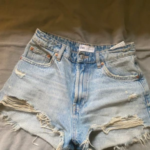 Jeansshorts - Jeansshorts från zara i storlek 36. säljer då de tyvärr är för små för mig