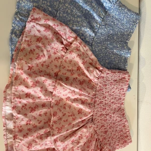 Gina tricot  - Den lila är såld men den rosa är en Gina tricot kjol för 30kr med strechig midja så kan passa många olika längder och åldrar. Jättebra skick! Priset kan diskuteras!🩷