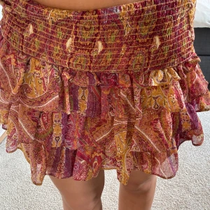 Kjol - Jättefin mönstrad kjol från zara med dragkedja på sidan💗💗 säljs inte längre 