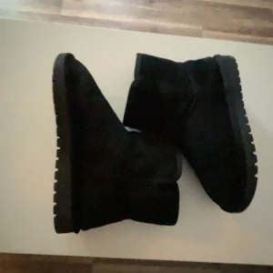 Duffy skor - Hej nu säljer vi ett par Duffy skor dam. Skick 8/10 mockan är lite fläckig men annars nästan som nya, använada 4-5 månader. Ny pris 750 men säljer för 120. Skriv vid funderingar och intresse:) 