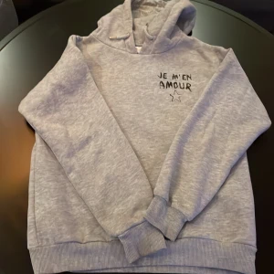 Je m’en amore tröja - Den är från Ginatricot Young. Andvänt några gånger. Jätte fin.