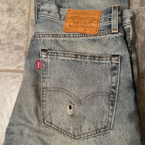 Levi’s Jeans ljus blå - Blå Levi’s Jeans i straight form  Skick 8/10