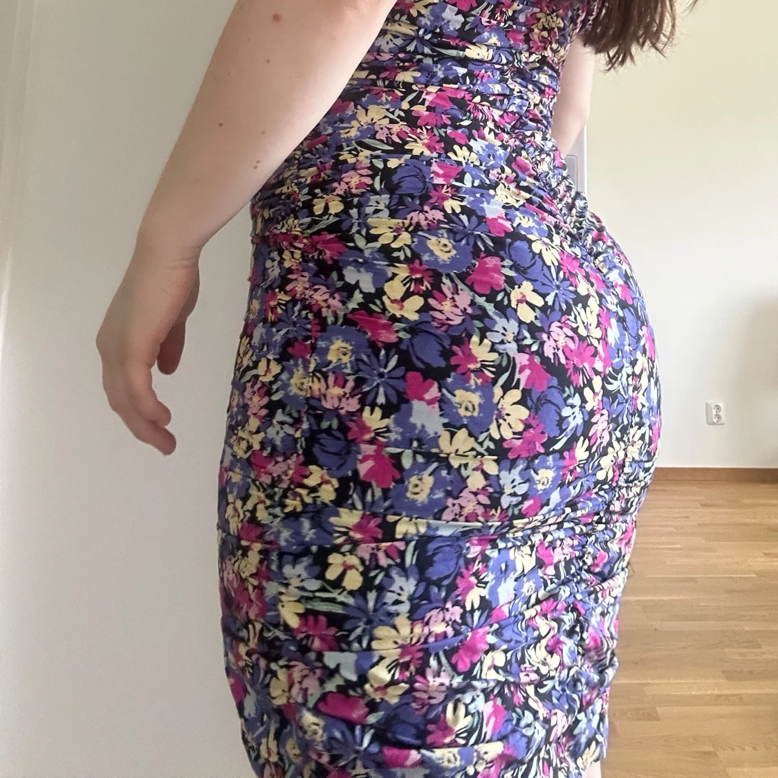 Helt ny blommig klänning  - 90