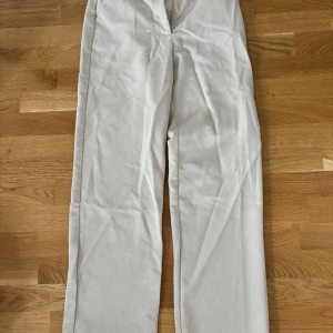 Raka byxor - Bra skick, köpta från NA-KD