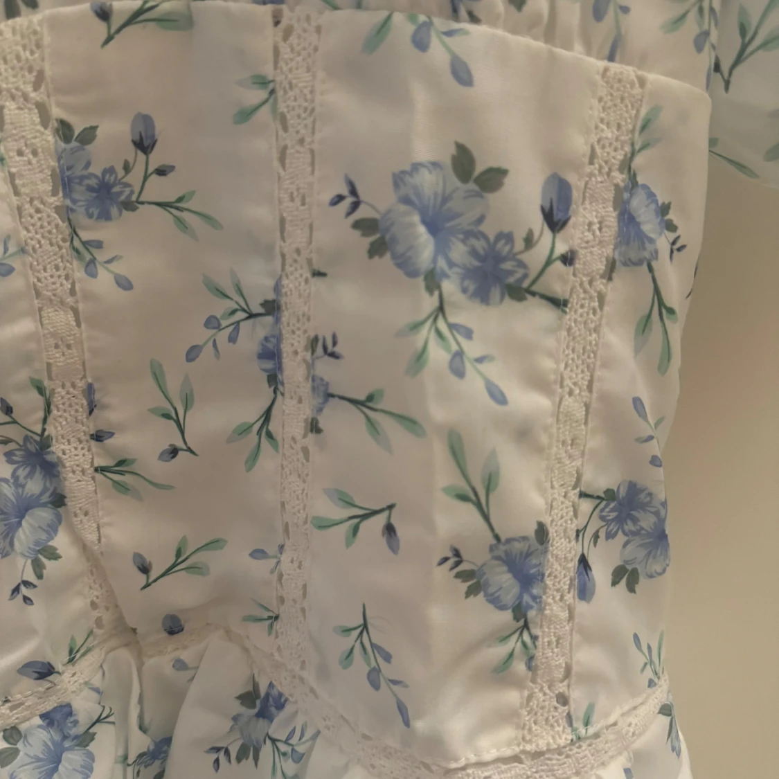 Blommig sommarklänning - 92