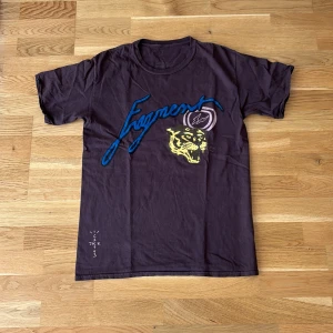 Travis Scott x fragment T shirt  - En Travis scott/ Cactus Jack T-shirt från 2021, aldrig riktigt använt den särskilt mycket då den är för stor för mig. Köpt från Travis scott hemsida