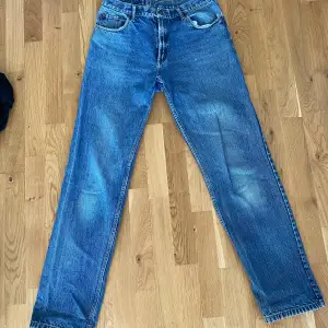Vintage jeans! Passar w28-29, s/m. Hål i framfickorna.