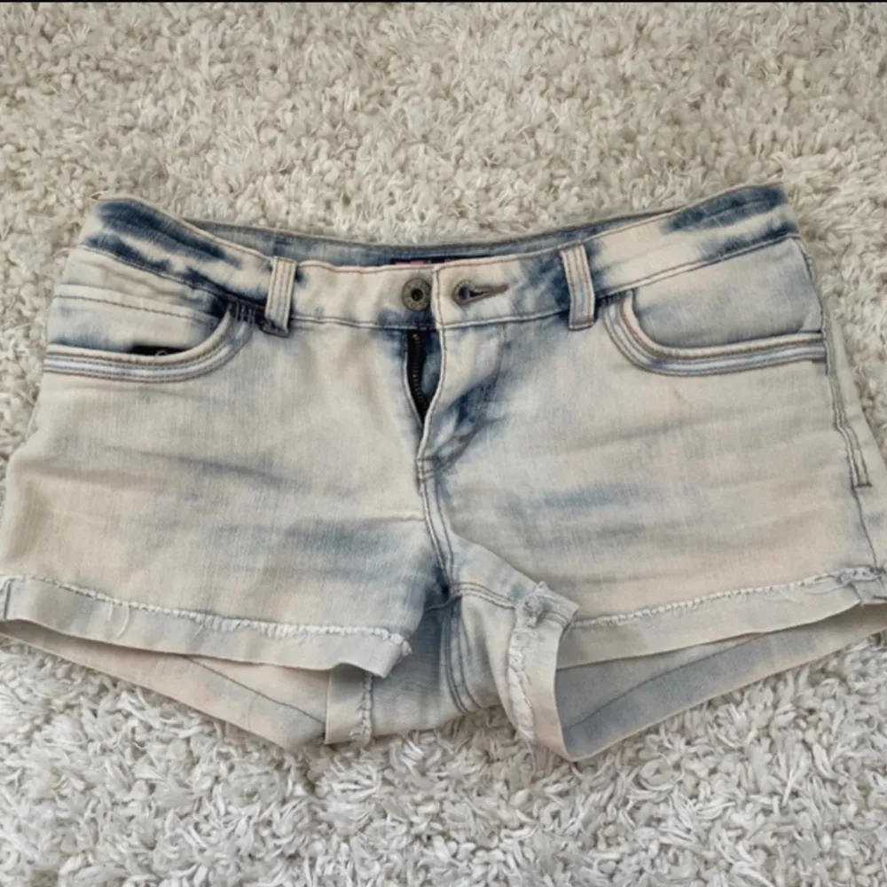 Pris kan diskuteras. Jätte snygga lågmidjade Levi’s jeans shorts. Jag tror de inte säljs längre. . Shorts.