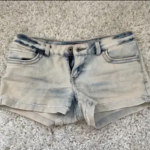 Pris kan diskuteras. Jätte snygga lågmidjade Levi’s jeans shorts. Jag tror de inte säljs längre. 