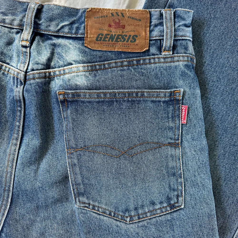 Ett par fina jeans köpta på humana som inte kommer till användning, nästan helt nyinköpta! Storleken står ej men skulle gissa på 38-40 beroende på hur man vill att passformen ska vara. Jeans & Byxor.