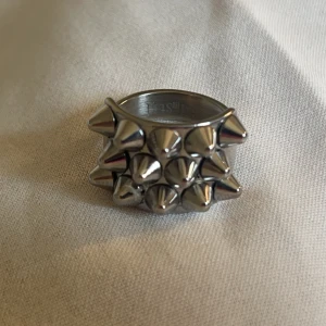 Nit ring - Säljer en nit ring som är en doop på Edblad ringen och den är från sthlmstil och är gjord av helt rostfritt stål. Inga defekter och är som ny då den va för liten för mig. Säljer en likadan fast den lilla modellen med på min sida!❤️