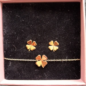 Edblad armband och örhängen  - Edblad armband och örhängen. Kan köpas separat eller tillsammans Guld 14 k guldplätering Fyrklöver, matchande  Nyskick, aldrig använda Nypris: 300kr styck