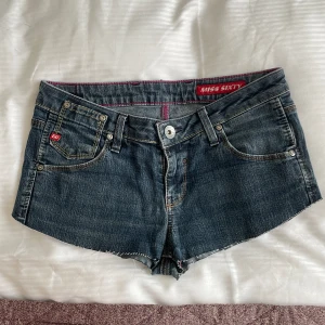 Lågmidjade jeansshorts - Skit snygga lågmidjade jeansshorts från miss sixty. De är i fint skick och storlek 30 vilket jag skulle säga sitter som en vanlig S