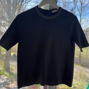 Stickad kortärmad tröja - Söt sommarstickad kortärmad tröja💕 Använd men fortfarande i bra skick. Skriv till mig om ni vill ha fler bilder eller information. 