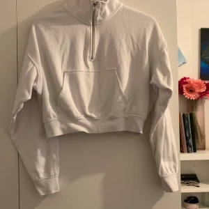 Cropped sweater - En vit cropped sweater med höj krage och dragkedja. Använd. Men i bra skick.