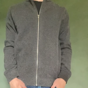 Grå zip tröja  - Grå zip tröja ifrån Jack and Jones. Skick 10/10