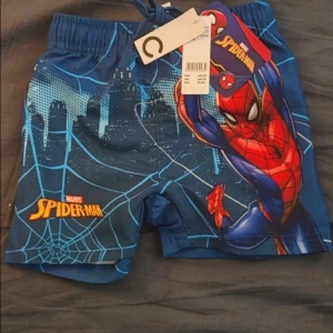 Nya Marvel Spiderman badbyxorstorlek 92  24-36 månader - Nya Marvel Spiderman badbyxor storlek 92  24-36 månader  Hela, rena och använda badbyxor. Nypris 229