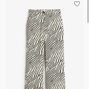 H&m zebra byxor  - Så najs zebra byxor från h&m!! Tyvärr passar de inte så bra på mig :( Storlek 36!