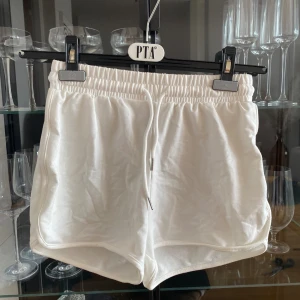 Vita shorts - Vita shorts med snöre