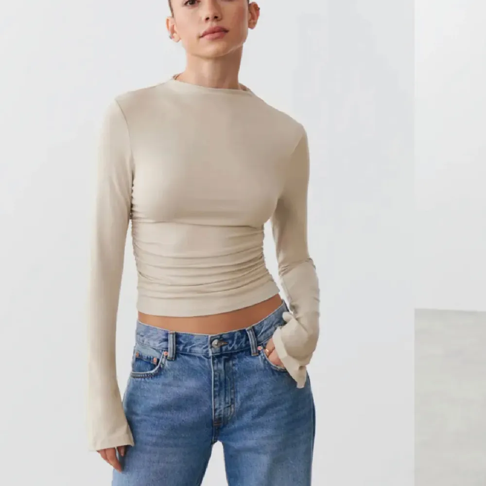 Säljer denna tröjan från Gina då den inte kommer till användning ❤️ . Toppar.