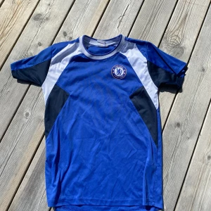 Ferran Torres/ Chelsea  - Tja, säljer denna stilrena tröjan med ferran Torres på ryggen. Säljer pga att den är för liten. Tröjan är i gott skick, priset kan diskuteras vid snabb affär!🙌🏼🙌🏼