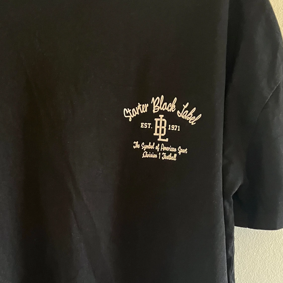 Svart t-shirt med tryck - 91