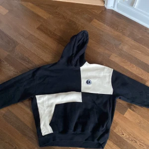 District fortysix hoodie svart och ljus beige - Bra skick men använd  Storlek M Baggy 