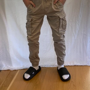 Byxor - Beiga byxor. Använda några gånger men är fortfarande hyfsat bra skick på dem.