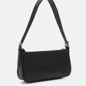 KLARA BAG - handväska köpt på Gina Tricot som riktigt aldrig kommit till användning💞därav förekommer heller inga defekter.🤗nypris: 399kr. Kom privat för fler bilder!💖