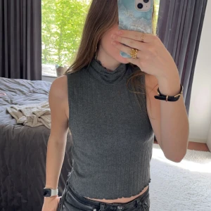 Väst från bikbok - Superfin, mjuk och skön tröja från bikbok! Nyskick. Storlek M men passa mindre också